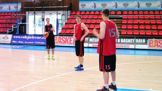 Jiří-Šoula (vlevo) se chystá předvést svůj nejlepší basketbalový trik