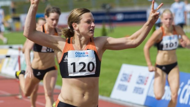 Lucie Škrobáková se raduje v cíli závodu na 100 metrů překážek v rámci mistrovství republiky