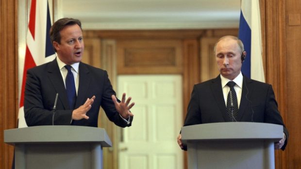 Britský premiér David Cameron a ruský prezident Vladimir Putin v Londýně. Oba se sešli jednat před schůzkou G8