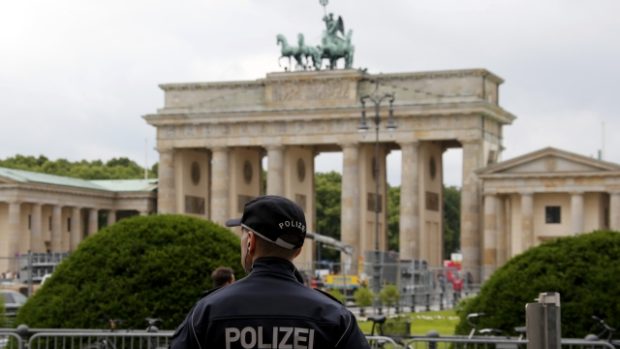 Policista hlídkuje před Braniborskou bránou v Berlíně