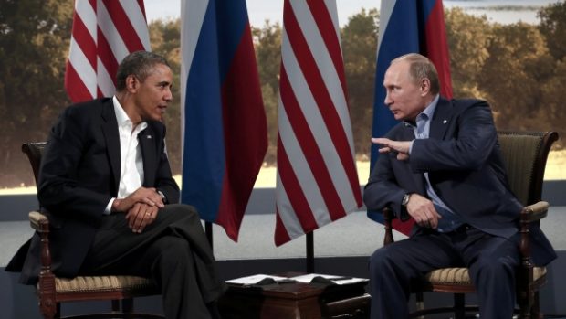 Americký prezident Barack Obama s ruským protějškem Vladimirem Putinem během summitu G8