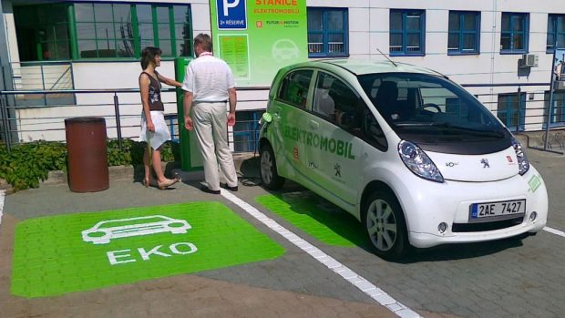 Před Jadernou elektrárnou Dukovany otevřeli první dobíjecí stanici na elektromobily na Vysočině