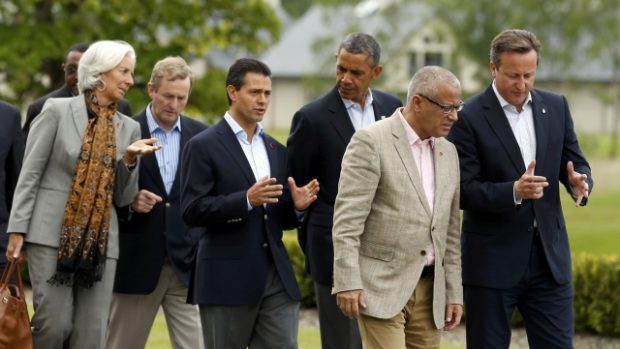 Účastníci summitu G8 při procházce mezi jednáním