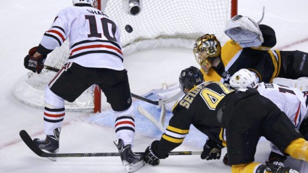 Chicago porazilo ve čtvrtém finále NHL Boston 6:5 po prodloužení