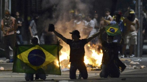 V brazilských ulicích se zapalují ohně, rabují budovy a likvidují autobusy a auta