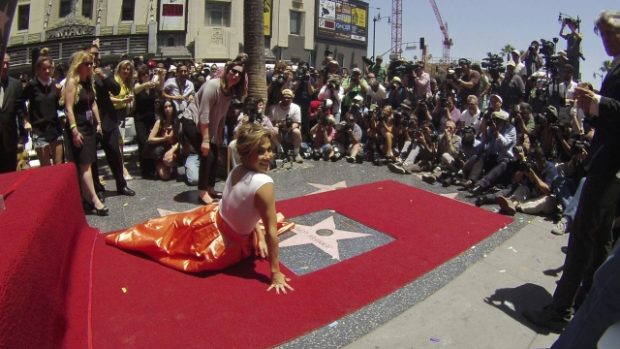 Zpěvačka a herečka Jennifer Lopez má svoji hvězdu na hollywoodském chodníku slávy