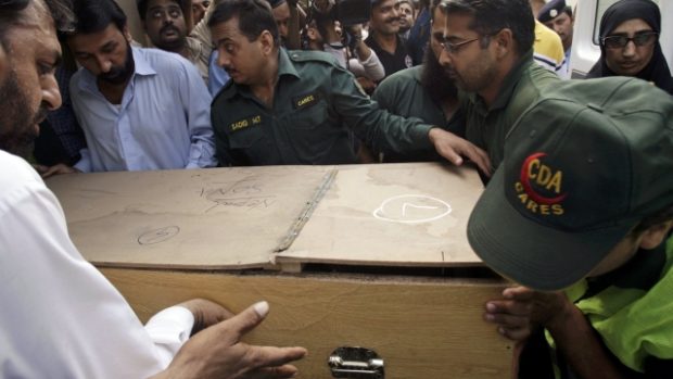 Rakev s jedním z mrtvých turistů, na které zaútočili radikálové v Pákistánu