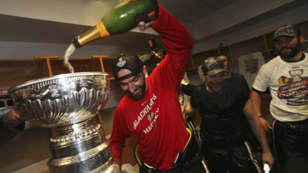 Michal Rozsíval lije do Stanley Cupu šampaňské na oslavu vítězství ve finále NHL