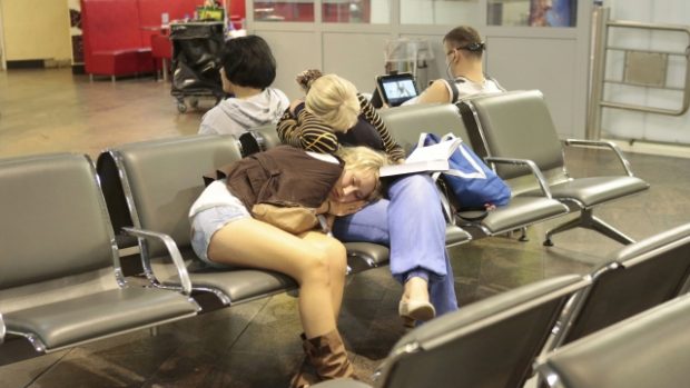 Cestující spí v hale největšího moskevského letiště Šeremetěvo