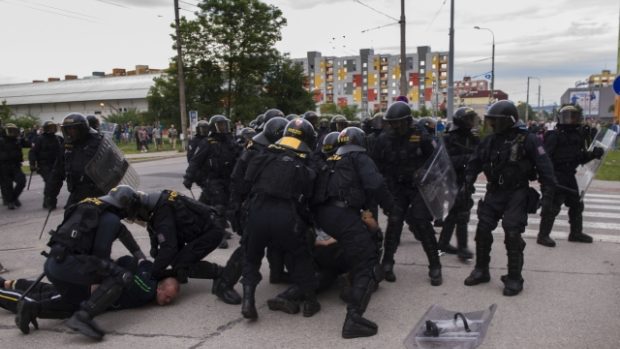 Několik stovek lidí se 29. června po shromáždění na českobudějovickém náměstí, kde se protestovalo proti častým problémům v soužití na sídlišti Máj, vydalo do inkriminované lokality