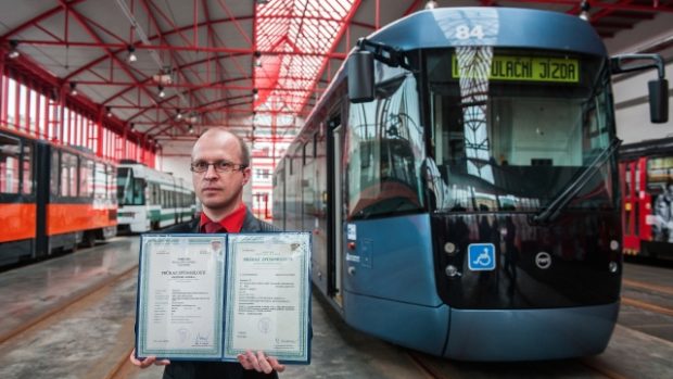 Ředitel libereckého dopravního podniku Luboš Wejnar ukazuje &quot;průkaz způsobilosti drážního vozidla&quot; prototypu nové tramvaje EVO2 zvané Evička, která byla slavnostně zařazena mezi liberecké tramvaje