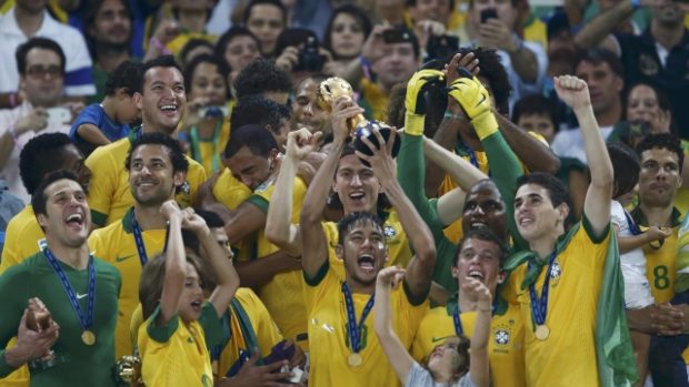 Fotbalisté Brazílie se radují z vítězství na Poháru FIFA