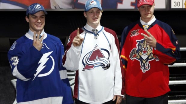 První trojice letošního draftu NHL. Zleva: Jonathan Drouin (Tampa Bay Ligtning), Nathan MacKinnon (Colorado Avalanche) a Aleksander Barkov (Florida Panthers)