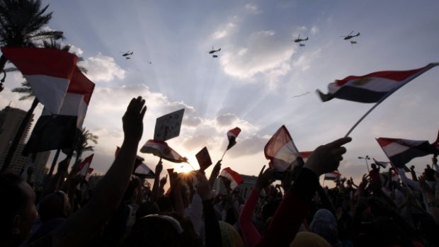 Armádní vrtulníky prolétají nad zaplněným náměstím káhirským Tahrír