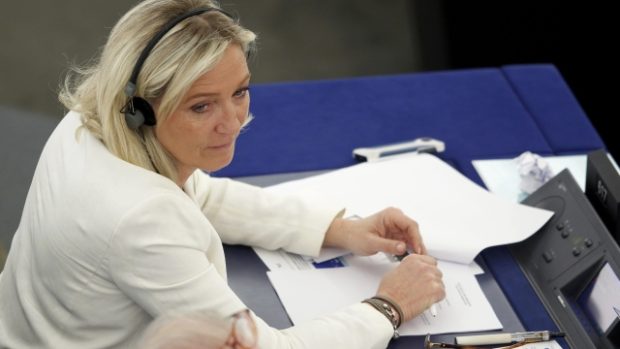 Marine Le Penová před hlasováním v Evropském parlamentu, při němž ji europoslanci zbavili poslanecké imunity. Šéfka francouzské Národní Fronty se tak může u soudu v Lyonu zpovídat ze svých narážek na muslimy z roku 2010