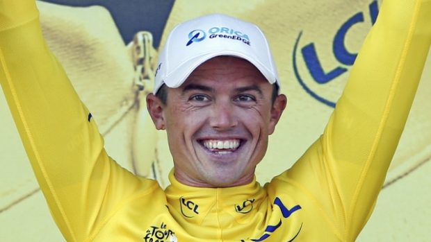 Australský jezdec Simon Gerrans se po vítězství své stáje v týmové časovce oblékl do žlutého trikotu