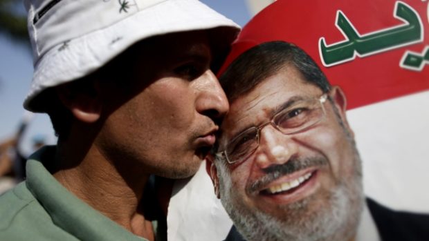 Stoupenec prezidenta Mursího líbá jeho plakát