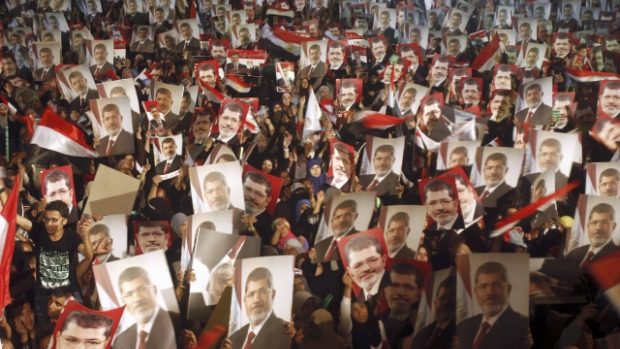 Egypt, Káhira. Demonstrace Muslimského bratrstva a příznivců armádou svrženého prezidenta Mursího