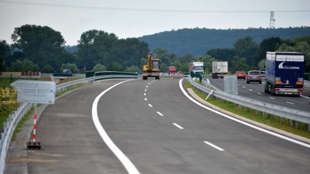 Pardubice a Hradec Králové spojuje čtyřproudá komunikace