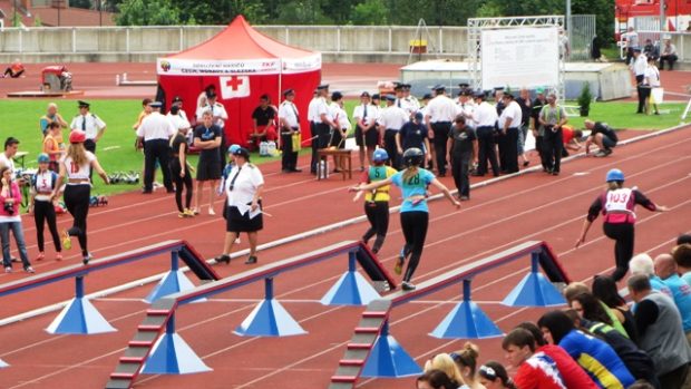 Jednou ze soutěžních disciplín mladých hasičů je běh na 100 m s překážkami