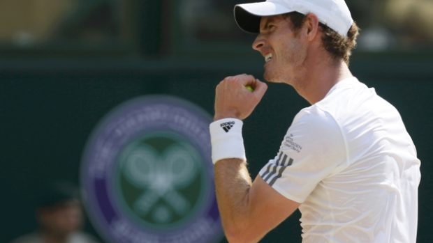Tenista Andy Murray se raduje ze zisku druhého setu ve finále Wimbledonu