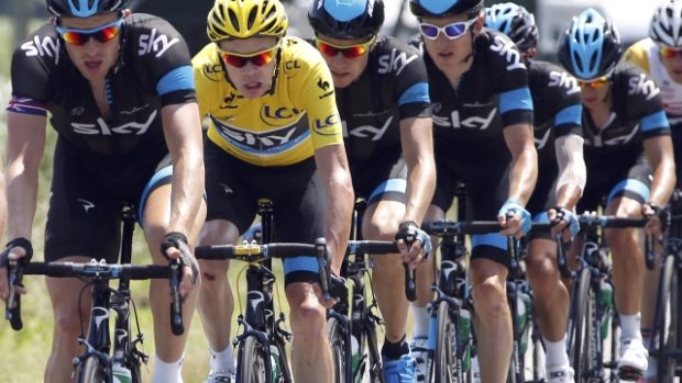 Chris Froome ve žlutém dresu lídra Tour de France mezi kolegy ze stáje Sky