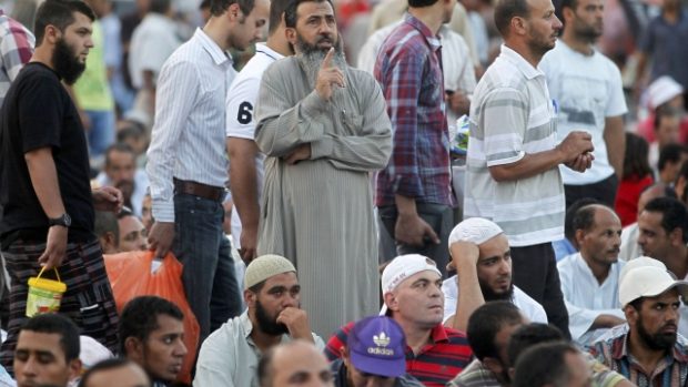 Příznivci islamistů včera večer přišli protestovat k prezidentskému paláci v Káhiře