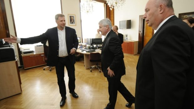 Premier Jiří Rusnok (uprostřed) uvedl do funkce nového ministra zemědělství Miroslava Tomana (vpravo). Vlevo je Tomanův předchůdce Petr Bendl