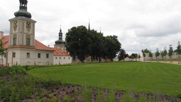 Pohled do obnovených zahrad Jezuitské koleje