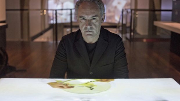 Kuchař Ferran Adria na londýnské výstavě věnované jeho někdejšímu podniku El Bulli