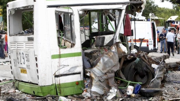 Vrak autobusu po srážce s kamionem na moskevském předměstí