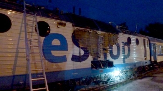 Ohořelá lokomotiva po požáru na nádraží v Karlových Varech