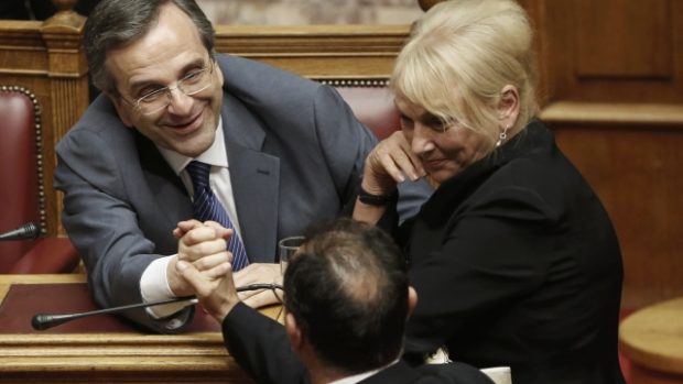 Řečtí poslanci gratulují premiéru Samarasovi (vlevo) k prosazení reforem, které byly podmínkou Evropské unie a Mezinárodního měnového fondu k poskytnutí další pomoci Řecku