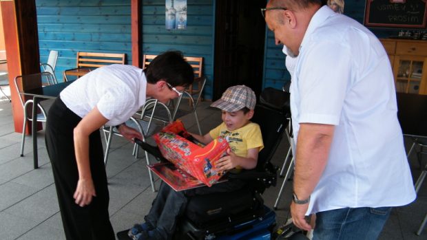 Radost z elektrického vozíku má Matěj i jeho rodina.
