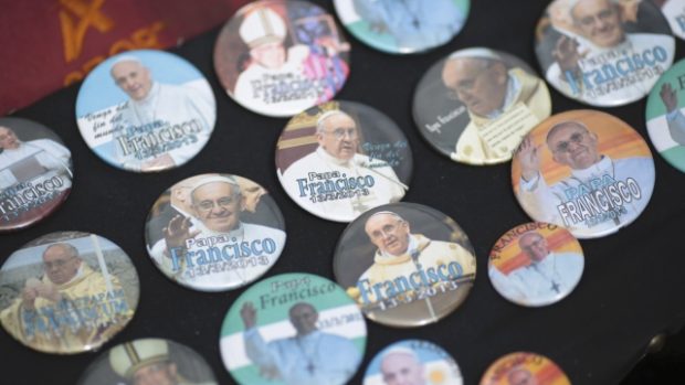 Odznáčky s portréty papeže Františka jsou na prodej před katedrálou v Riu