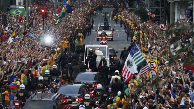 Papež František se dočkal v Riu de Janeiro nadšeného přivítání