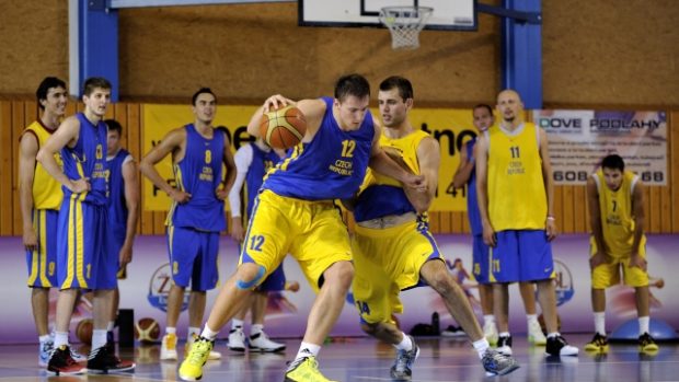 Čeští basketbalisté v přípravě na mistrovství Evropy. V souboji vpředu zleva Ondřej Balvín a Kamil Švrdlík.