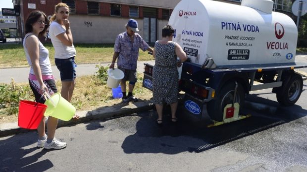Kvůli havárii jsou bez vody tisícovky domácností na Praze 8, náhradní zásobování zajišťuje několik desítek cisteren