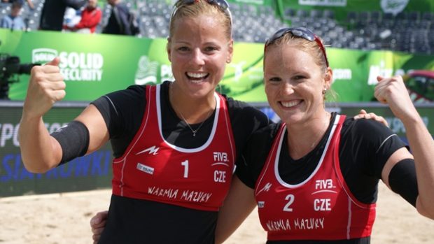 Markéta Sluková (vlevo) s Kristýnou Kolocovou se radují po prvním zápase na MS v Polsku (Ilustrační foto)
