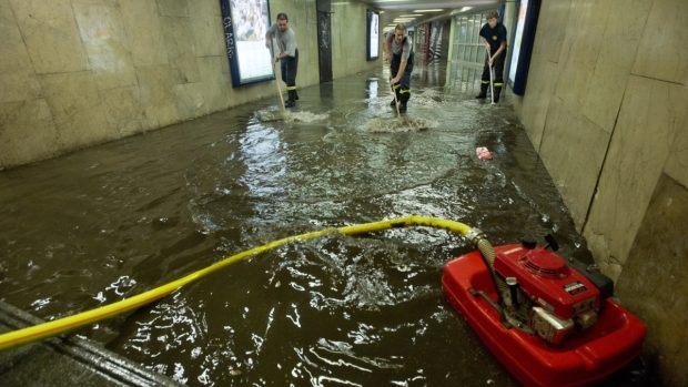 Voda z přívalového deště zaplavila vestibul stanice metra Můstek
