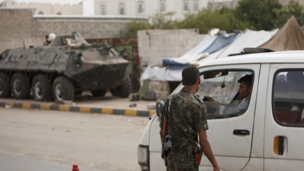 Jemenský policista kontroluje vůz na silnici k mezinárodnímu letišti  v Saná