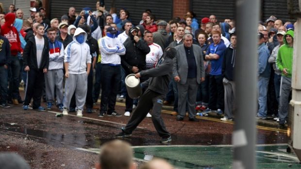 Demonstrace v Belfastu provázely násilnosti