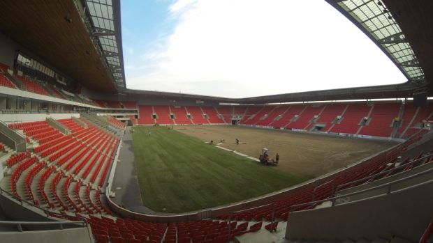 Pokládání nového trávníku na stadionu v Edenu