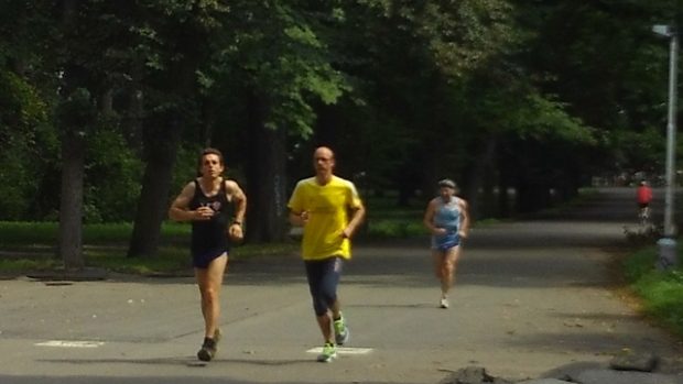 Jaroslav Bohdal (v černém) chce pokořit neobvyklý sportovní rekord a pomoci tak dobré věci