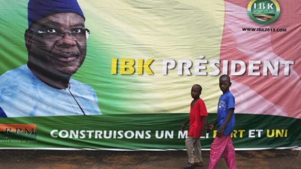 Ibrahim Boubacar Keita zvitězil v prezidentských volbách v Mali, teď musí zemi sjednotit