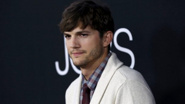 Ashton Kutcher, představitel hlavní role filmu Jobs, na premiéře snímku v Los Angeles