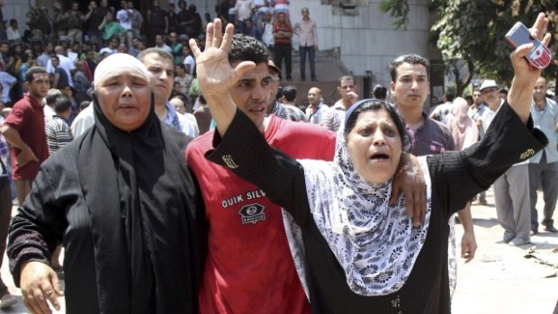Egypťanka doprovází svého syna, který se ukrýval v mešitě al-Fath v Káhiře