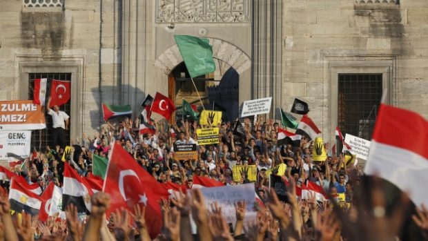 Příznivci Muslimského bratrstva protestují v Istanbulu proti nedávnému násilí v Egyptě