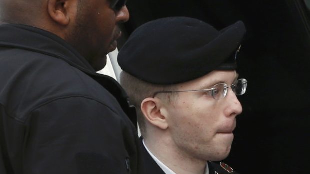 Vojín Bradley Manning (vpravo)