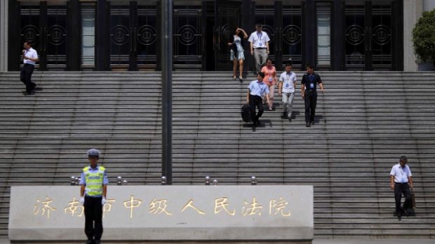 Lidé opouštějí soud, kde skončil proces s bývalým významným politikem Po Si-lajem